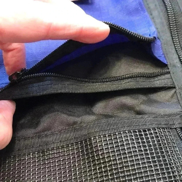 Eddie Bauer blue/black crossbody travel pouch.  Converts to waist pack. - Picture 6 of 8